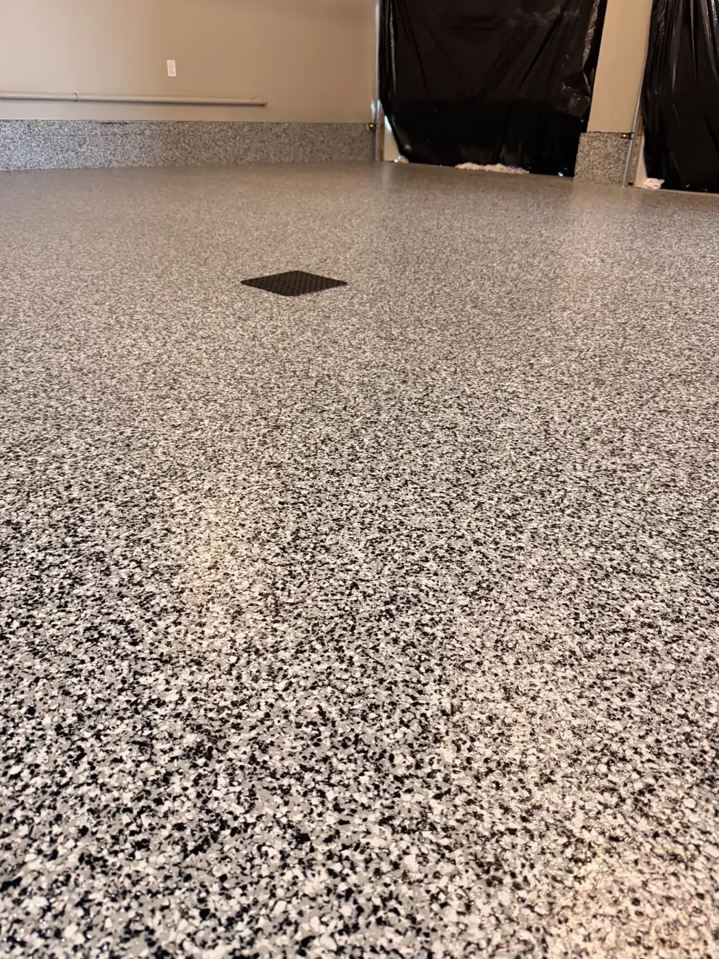 Domino flake garage, floor drain