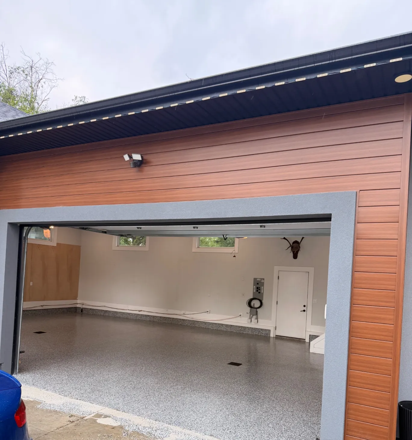 Flake garage seen from the driveway